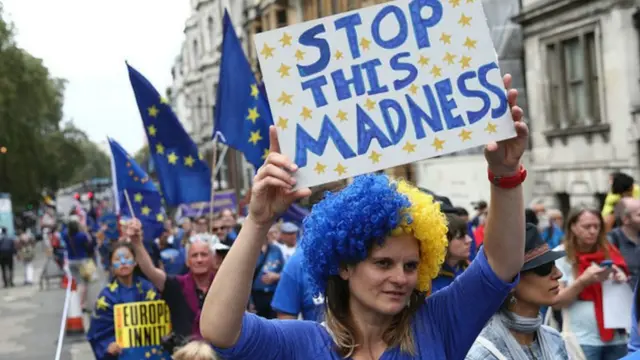 බ්රිතාන්යය ජනමත විචාරණයෙන් පසු යුරෝපා සංගමයේ බ්රිතාන්යය රැඳී සිටිය යුතු බවට සිය ඡන්දය ප්රකාශ කළ කඳවුර වීදි බස සිය විරෝධතාව දැක්වීය.