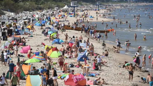 Çimərlikdə turistlər