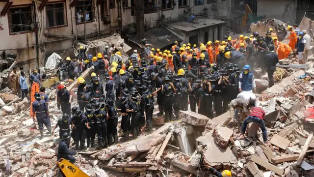 อาคารสูง 6 ชั้นที่นครมุมไบของอินเดียพังถล่มลงมา