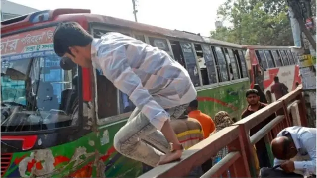 যাত্রী ও পথচারীরা প্রচুর আইন অমান্য করেন বলে চালকদের অভিযোগ।