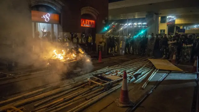 示威者放火焚燒紙皮和垃圾箱，投擲汽油彈，破壞城市的交通燈，這些舉動均沒有引發溫和派示威者的割席。