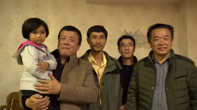 王琪在家乡的晚辈亲属和王琪的二儿子及小孙女合影