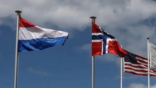 Hollanda, Norveç ve ABD bayrakları