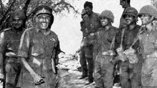 तत्कालीन सेनाध्यक्ष जनरल चौधरी मोर्चे पर भारतीय सैनिकों के साथ बातचीत करते हुए.