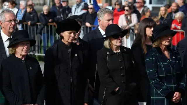 灵柩所经之处的民众，为女王送行