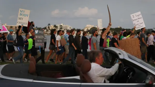 Manifestantes marchando contra Trump en Palm Beach