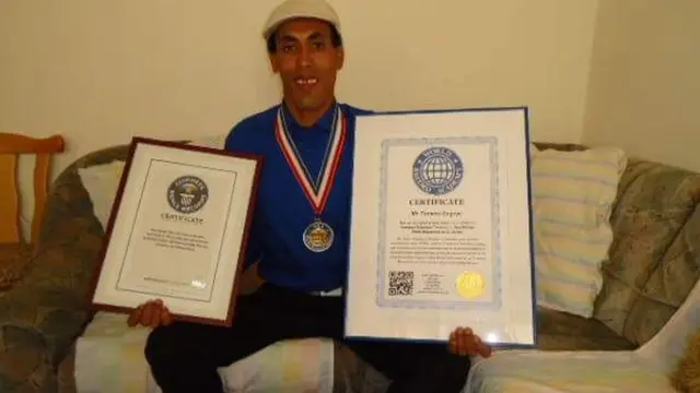 ታምሩ ዘገየ የተቀበላቸውን የምስክር ወረቀቶችን ይዞ