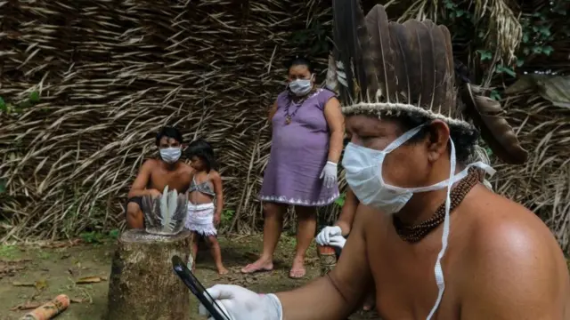 Grupo trabajando en una comunidad indígena amazónica