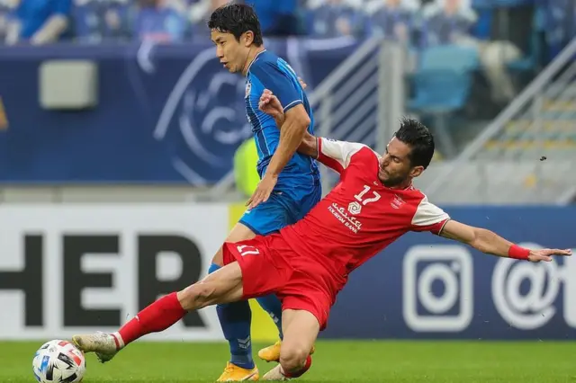 تکل مهدی شیری، مدافع پرسپولیس روی پای کیم این سونگ، هافبک اولسان هیوندای