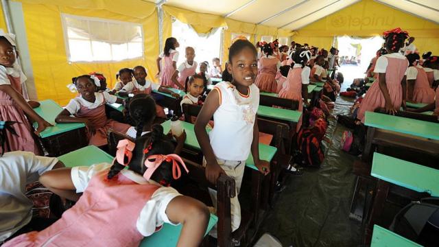 Niñas en una escuela temporal en Haití.