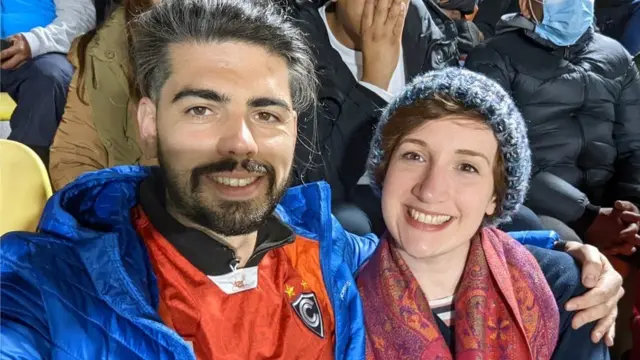 کیتھرن اپنے نئے فلیٹ میٹ اینگس کے ساتھ خوش ہیں