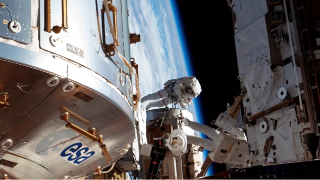 رواد فضاء ناسا يقومون بأعمال الصيانة على محطة الفضاء الدولية في عام 2011