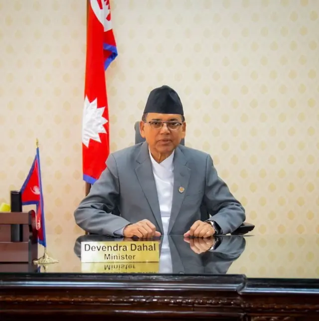 भौतिक पूर्वाधार तथा यातायत मन्त्री देवेन्द्र दाहाल सिंहदरवारस्थित मन्त्रालयको आफ्नो कार्यकक्षमा 