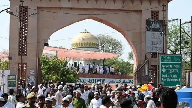 புதிய சட்டத்தில் ஆய்வு செய்யும் அதிகாரம் வக்ஃப் ஆணையருக்குப் பதிலாக ஆட்சியருக்கு வழங்கப்பட்டுள்ளது. 