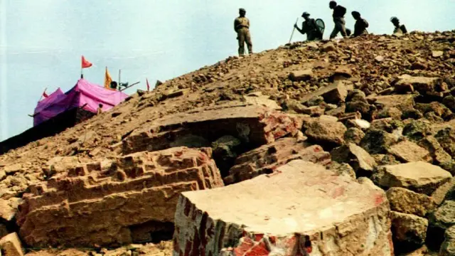 6 ડિસેમ્બર, 1992માં અયોધ્યામાં બાબરી મસ્જિદને તોડાઈ હતી, બાદમાં આખા દેશમાં હંગામો શરૂ થયો હતો