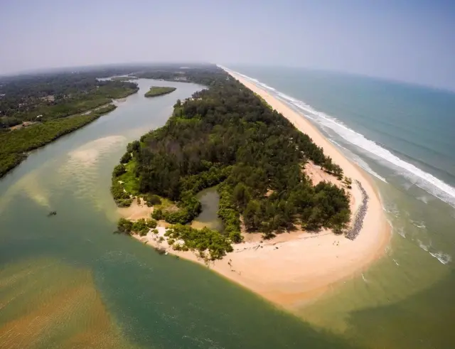 இந்தியாவின் 7500 கிமீ தூரம் உள்ள கடற்கரையில் 20 சர்ஃபிங் இடங்கள் உள்ளன