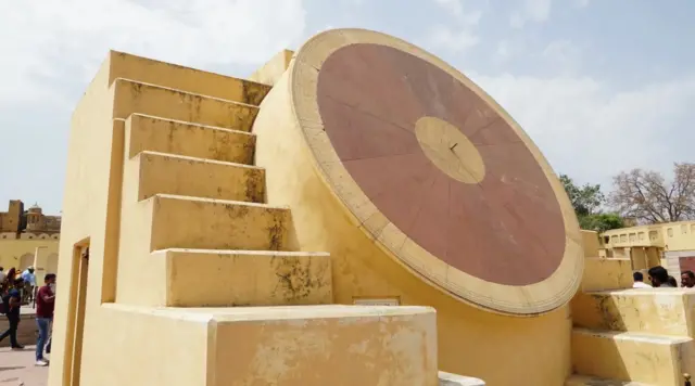 The Nadivalaya Yantra can calculate the local time and position of the sun in either of the hemispheres