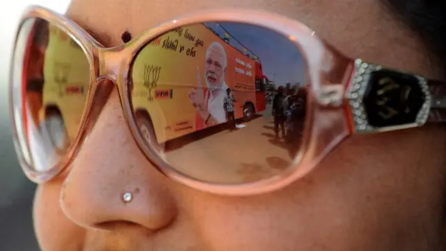 યુવતીના ગોગલ્સમાં દેખાતું નરેન્દ્ર મોદીના પ્રચાર રથનું ચિત્ર