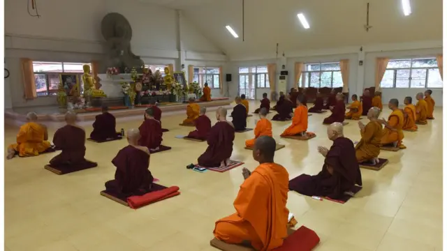 นั่งปฏิบัติรวม