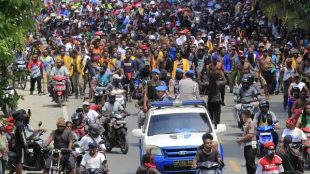 Massa turun ke jalan memprotes kejadian di Surabaya dan Malang.