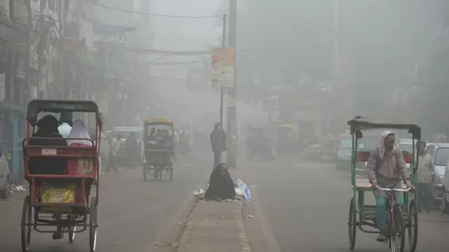 நுரையீரலுக்குள் செல்லக்கூடிய அளவுக்கு மிக மிகச் சிறியதாக இருக்கும் நுண்துகள்களின் அளவு டெல்லியின் சில இடங்களில் ஒரு சதுர மீட்டருக்கு 700 மைக்ரோகிராம் வரை உள்ளது: 'சிஸ்டம் ஆஃப் ஏர் குவாலிட்டி வெதர் ஃபோர்காஸ்டிங் அண்ட் ரிசர்ச்'