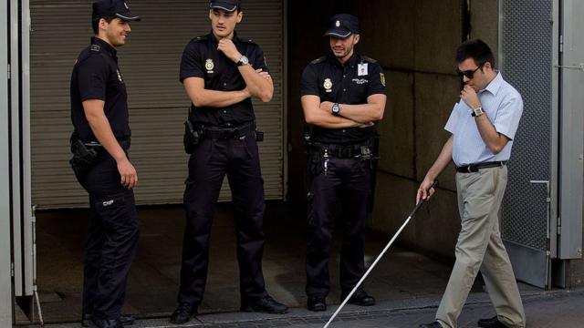 Un aveugle passe à côté d'un tribunal en Espagne.