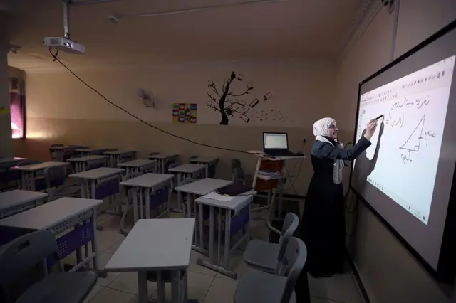 امرأة في أحد الصفوف