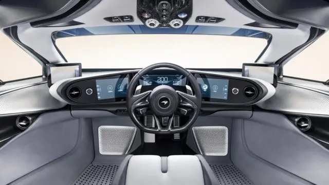 به جای آینه‌ بغل راننده تصویر پشت ماشین را با دوربین می‌بیند و دکمه‌ها روی سقف قرار دارد