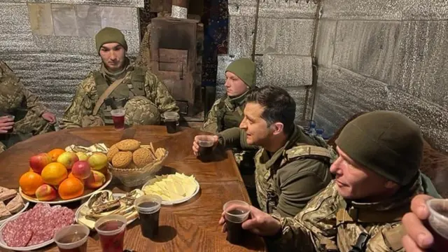 У четвер президент Зеленський відвідав позиції українських військовослужбовців на передовій