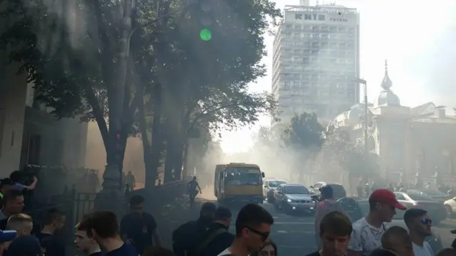 Під Радою запалювали димові шашки, але зараз все спокійно