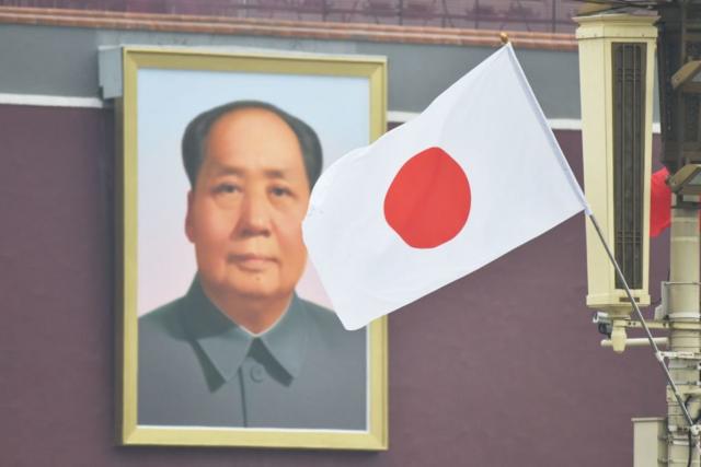 北京天安门广场悬挂日本国旗。