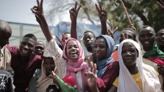 متظاهرون سودانيون