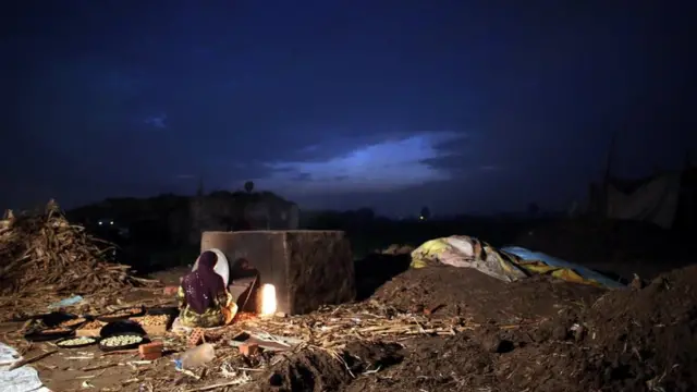 امرأة مصرية تخبز الكعك، باستخدام فرن طينية تقليدية