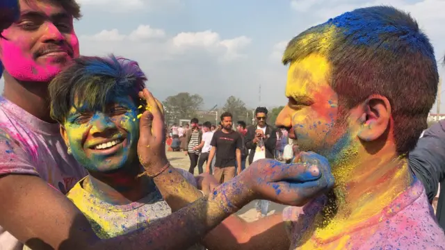 रंग दल्दै युवाहरू