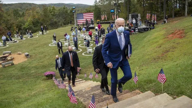Joe Biden y su equipo de seguridad en un evento de campaña al aire libre