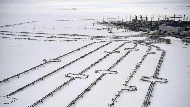 تاسیسات گاز و نفت منظره شمال غرب سیبری را نشانه‌گذاری کرده است. میدان گازی بووانکوف تنها در ۴۲ کیلومتری یکی از حفره‌های انفجاری قرار دارد