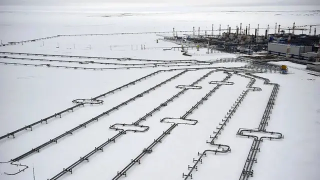 تاسیسات گاز و نفت منظره شمال غرب سیبری را نشانه‌گذاری کرده است. میدان گازی بووانکوف تنها در ۴۲ کیلومتری یکی از حفره‌های انفجاری قرار دارد