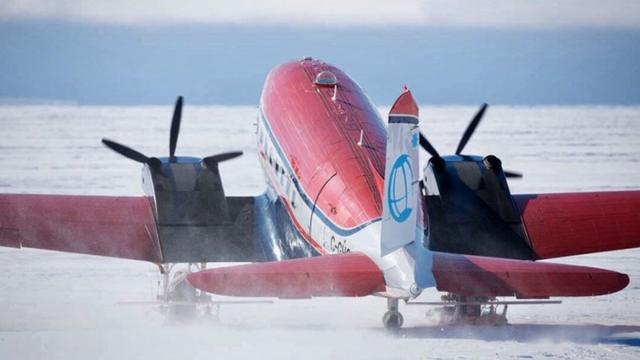 想在南极洲的冬天拍摄至少要待八个月，因为天气变化多端不可预测，船只无法进入，飞机也飞不了。