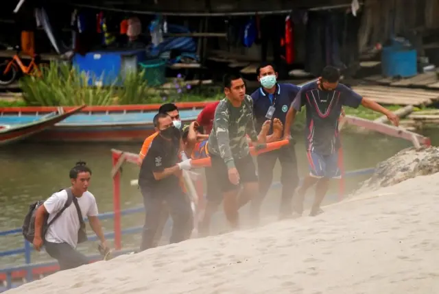 ชาวกะเหรี่ยงซึ่งได้รับบาดเจ็บจากการโจมตีทางอากาศของกองทัพเมียนมา ได้รับอนุญาตให้เข้ามารักษาตัวที่โรงพยาบาลใน จ.แม่ฮ่องสอน ช่วงสายวันนี้ (30 มี.ค.)