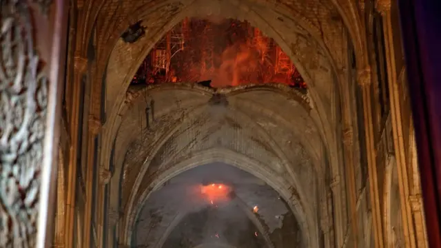 شعله‌های آتش در حال رسیدن به سقف کلیسا