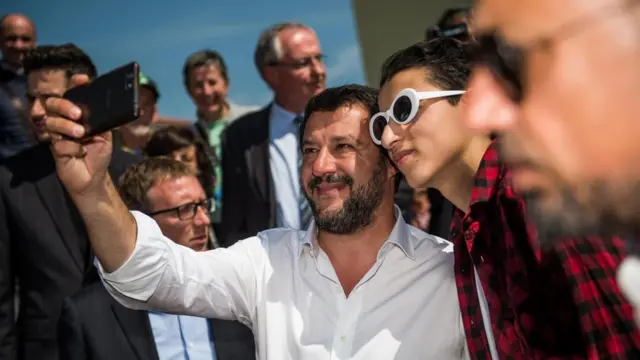 Selfiji sa Mateom Salvinijem su važan elemenat za njegove pristalice