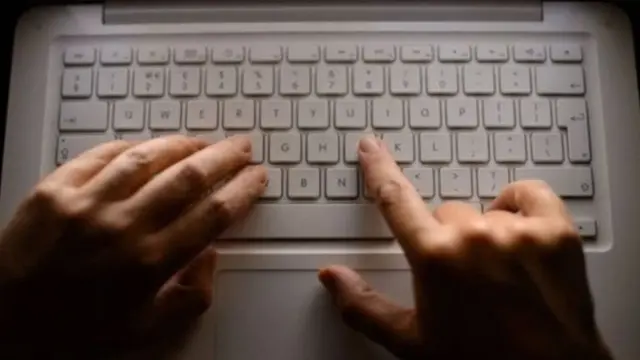 بطاقة بنكية فوق لوجة مفاتيح جهاز كمبيوتر