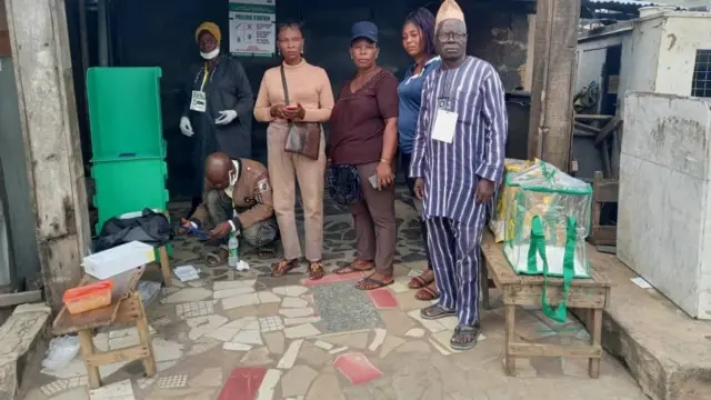 Díẹ̀ lára àwọn fótò tó ṣe àfihàn bí nǹkan ṣe n lọ níbi ìdìbò tó n wáyé nílùú Eko rèé.