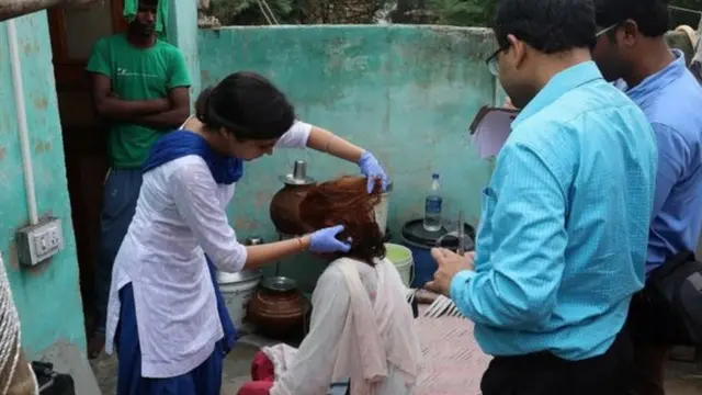 Saçı kesilen bir kadın