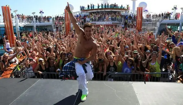 Pesiar kapal laut Zumba