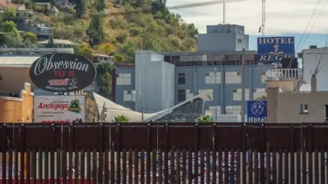 ਨੇਗਾਲੋਸ ਸ਼ਹਿਰ ਦਰਮਿਆਨ ਮੈਕਸੀਕੋਸ ਸਰਕਾਰ ਵੱਖੋਂ ਖਿੱਚੀ ਫੈਨਸ