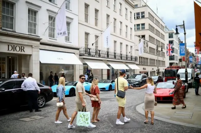 صف مشتریان در مرکز لندن