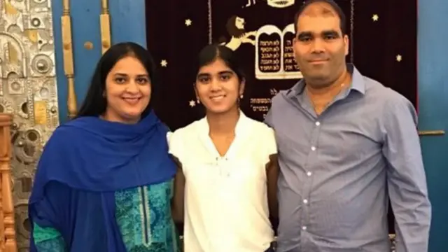 ஷெர்லி பால்கர் தனது மகள் மற்றும் கணவருடன்