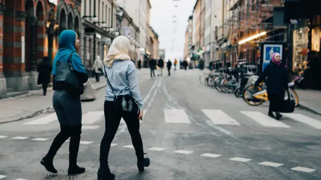 Mulheres muçulmanas andando na rua