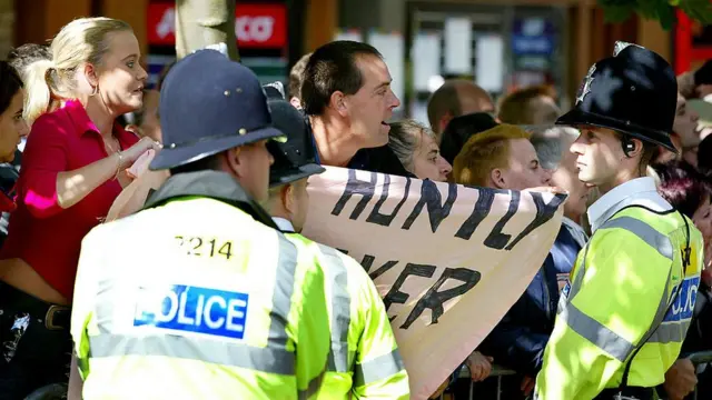 Толпа с плакатами и поицейские
